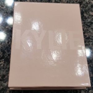 Kylie cosmetics: Pressed illuminating powder